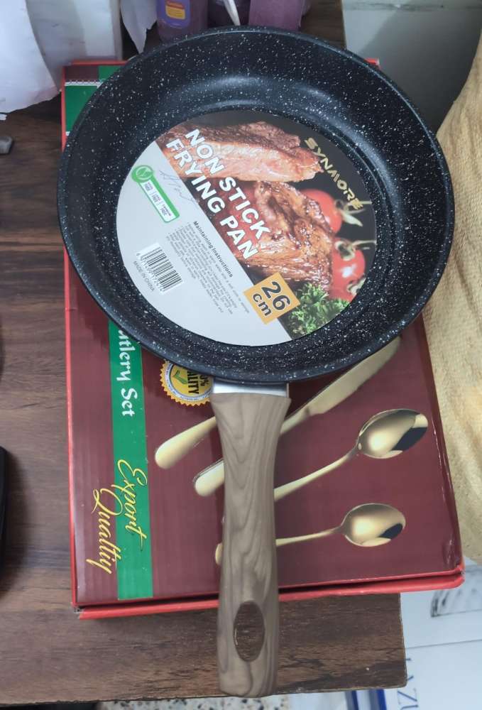 NONSTICK PAN WITH WOODEN HANDLE 26CM