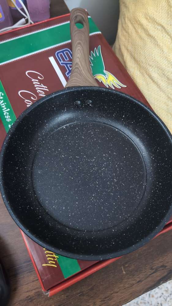 NONSTICK PAN WITH WOODEN HANDLE 22CM